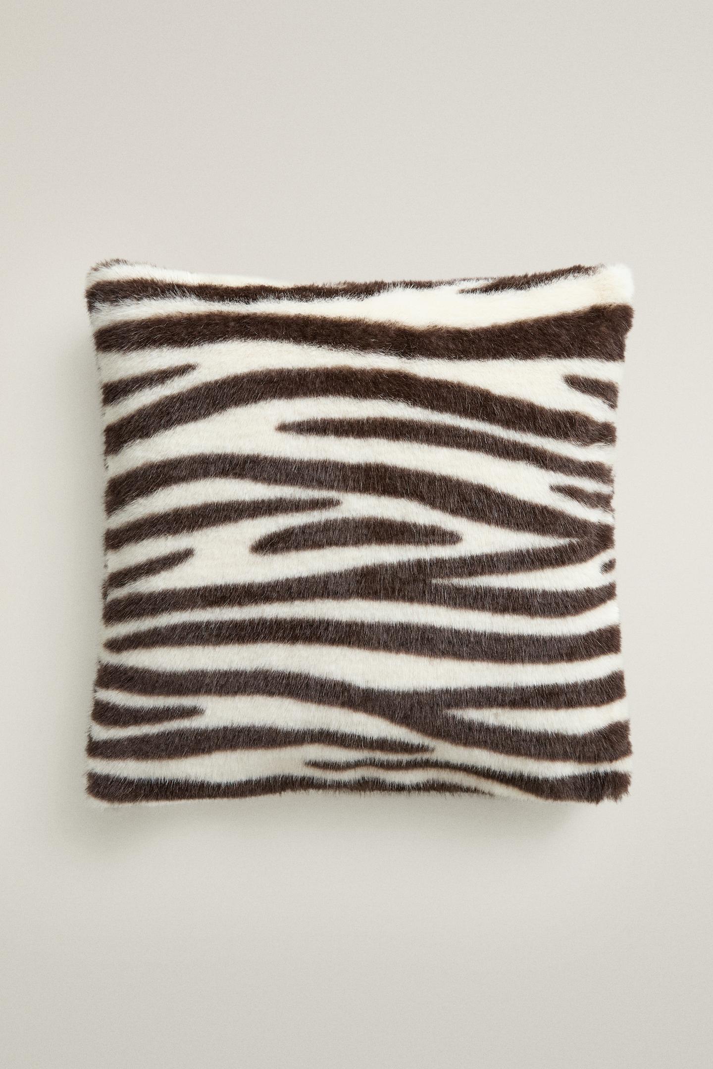 Подушка Zara Zebra Fur Throw Pillow Cover, цвет: Зебра — фото 3