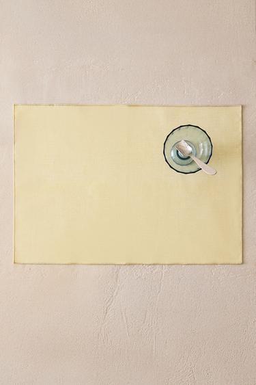 RESIN-COATED PLACEMAT WITH OVERLOCK - أصفر الخاص بـ Zara