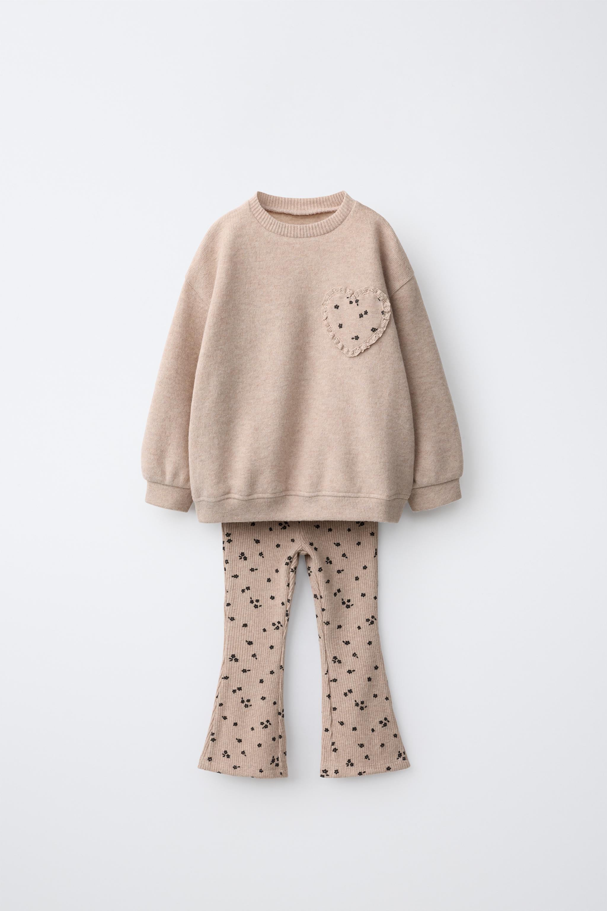 CONJUNTO SUDADERA Y LEGGING FLARE ESTAMPADO FLORES PARCHE CORAZÓN
