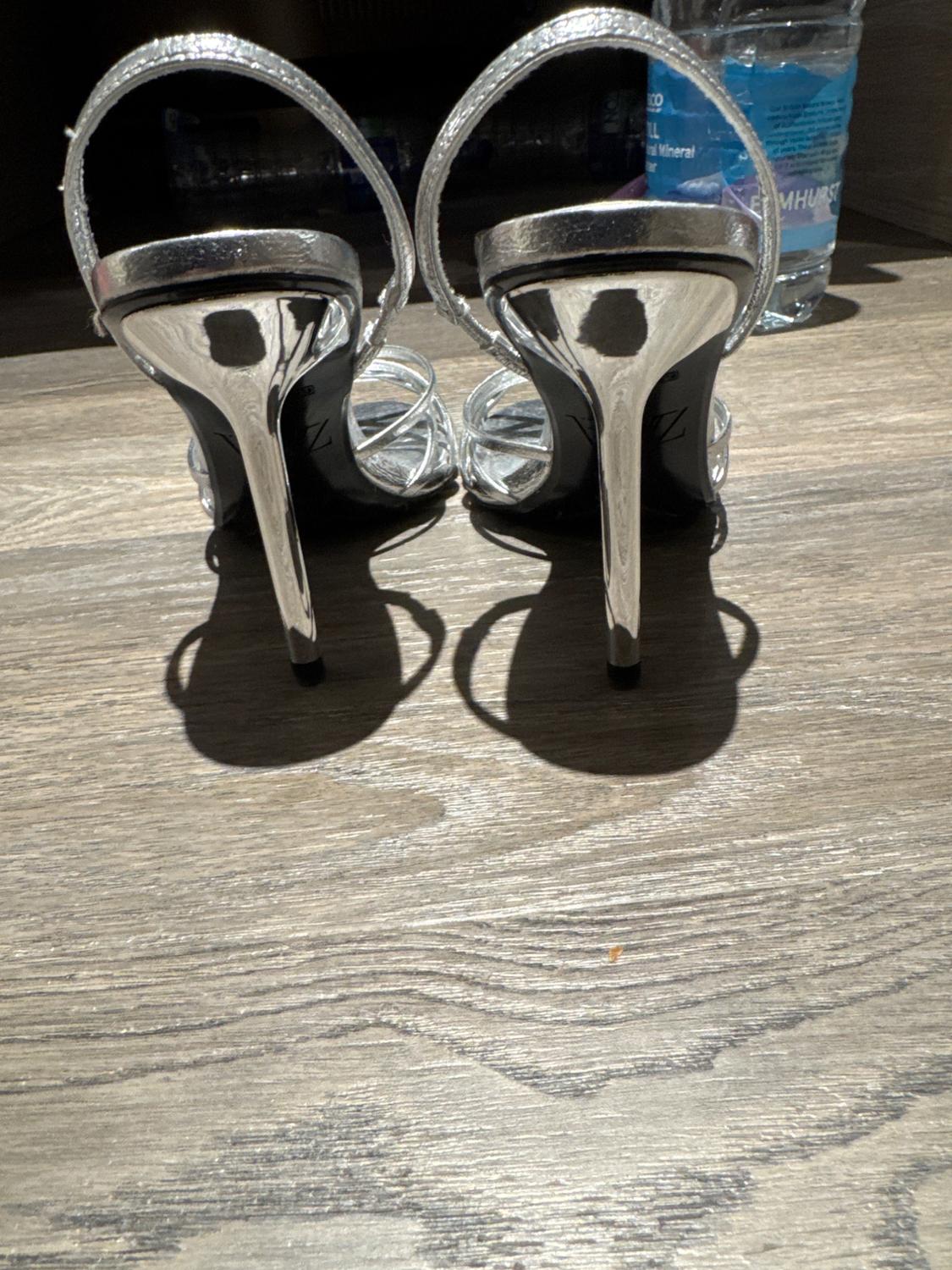 SILVER HEELS - Image 2