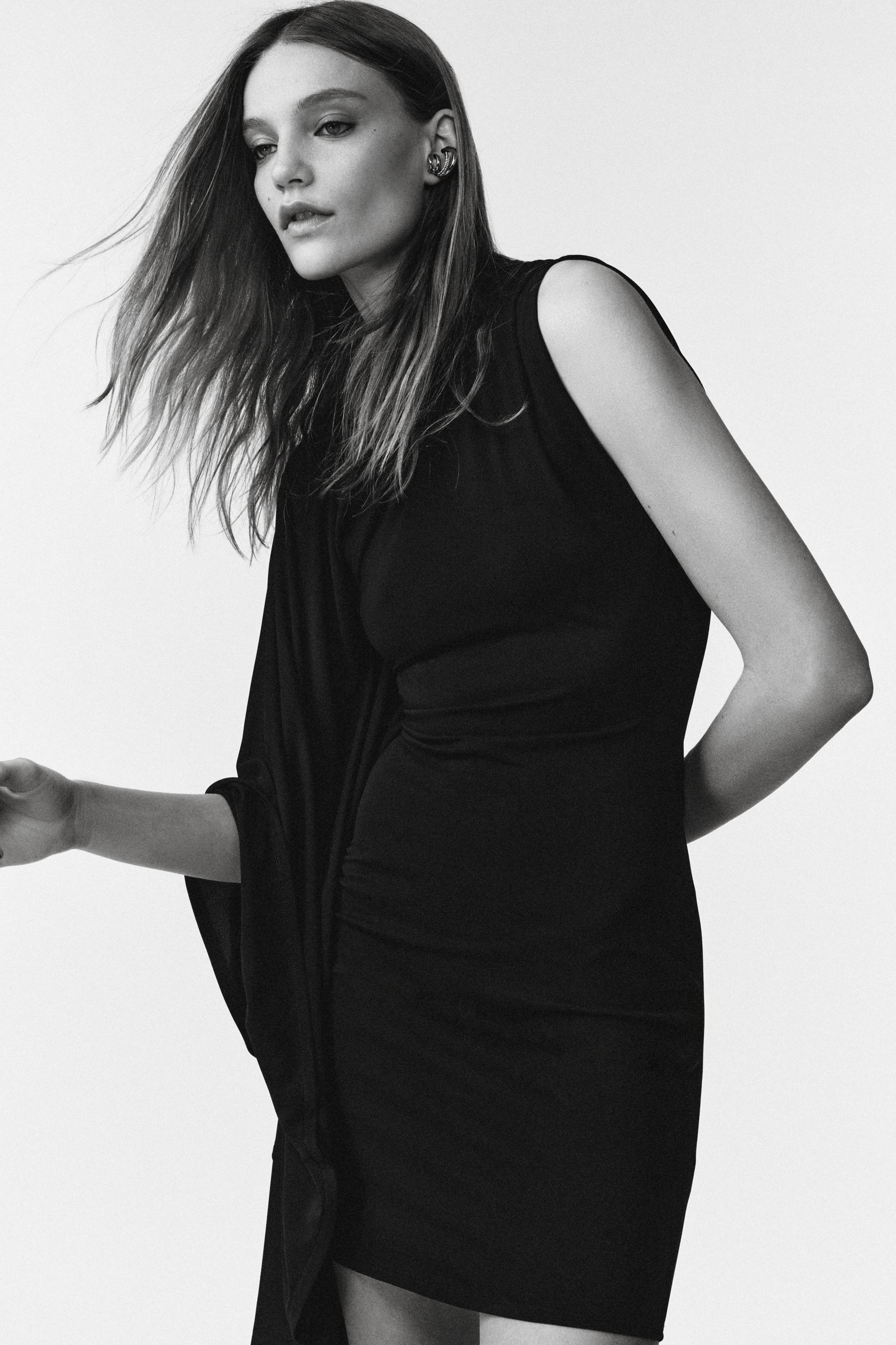 ROBE À MANCHES ASYMÉTRIQUES ÉDITION LIMITÉE