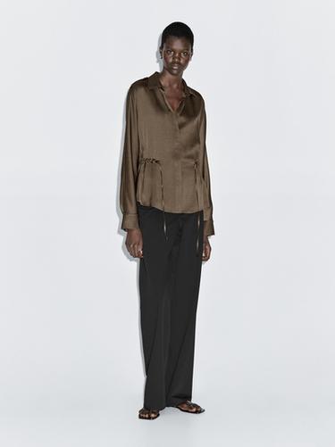 Camisa fluida detalle cintura - Marrón de Zara
