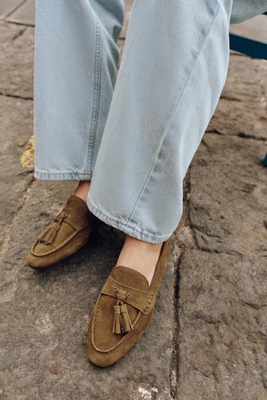 MOCASSINS EN CROÛTE DE CUIR À POMPONS - Marron de Zara - Image 2