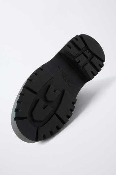 BOTTINES À LACETS ET CHARMS - Noir de Zara - Image 8