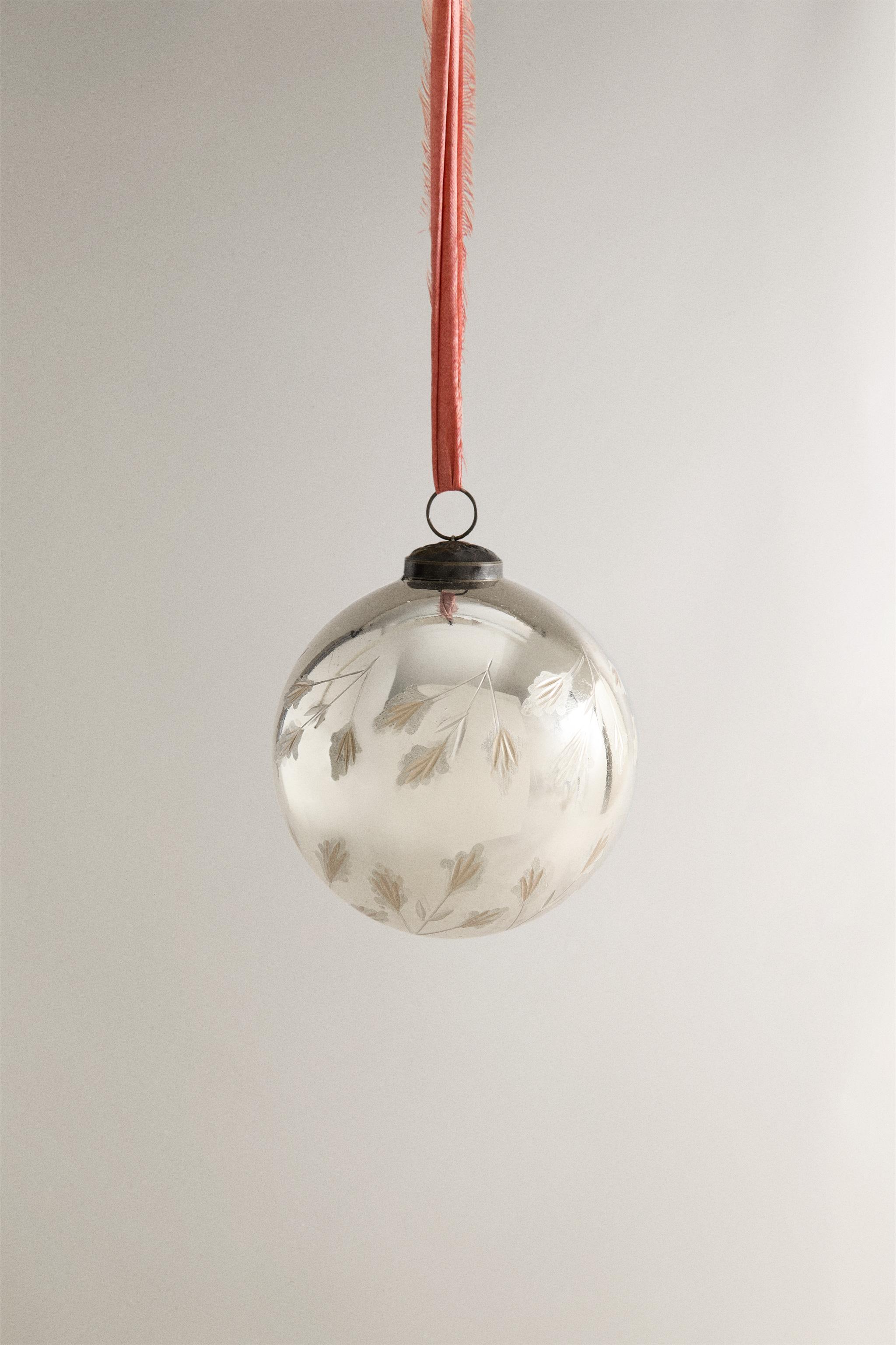 SHINY CHRISTMAS TREE BALL ORNAMENT WITH LEAVES
