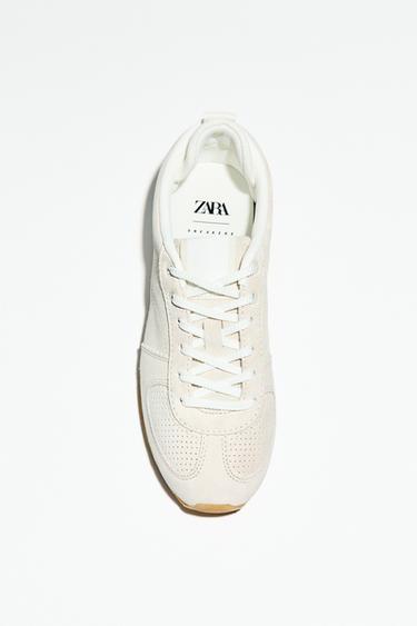 حذاء رياضي RUNNING من الجلد المقلوب - أبيض صدفي الخاص بـ Zara