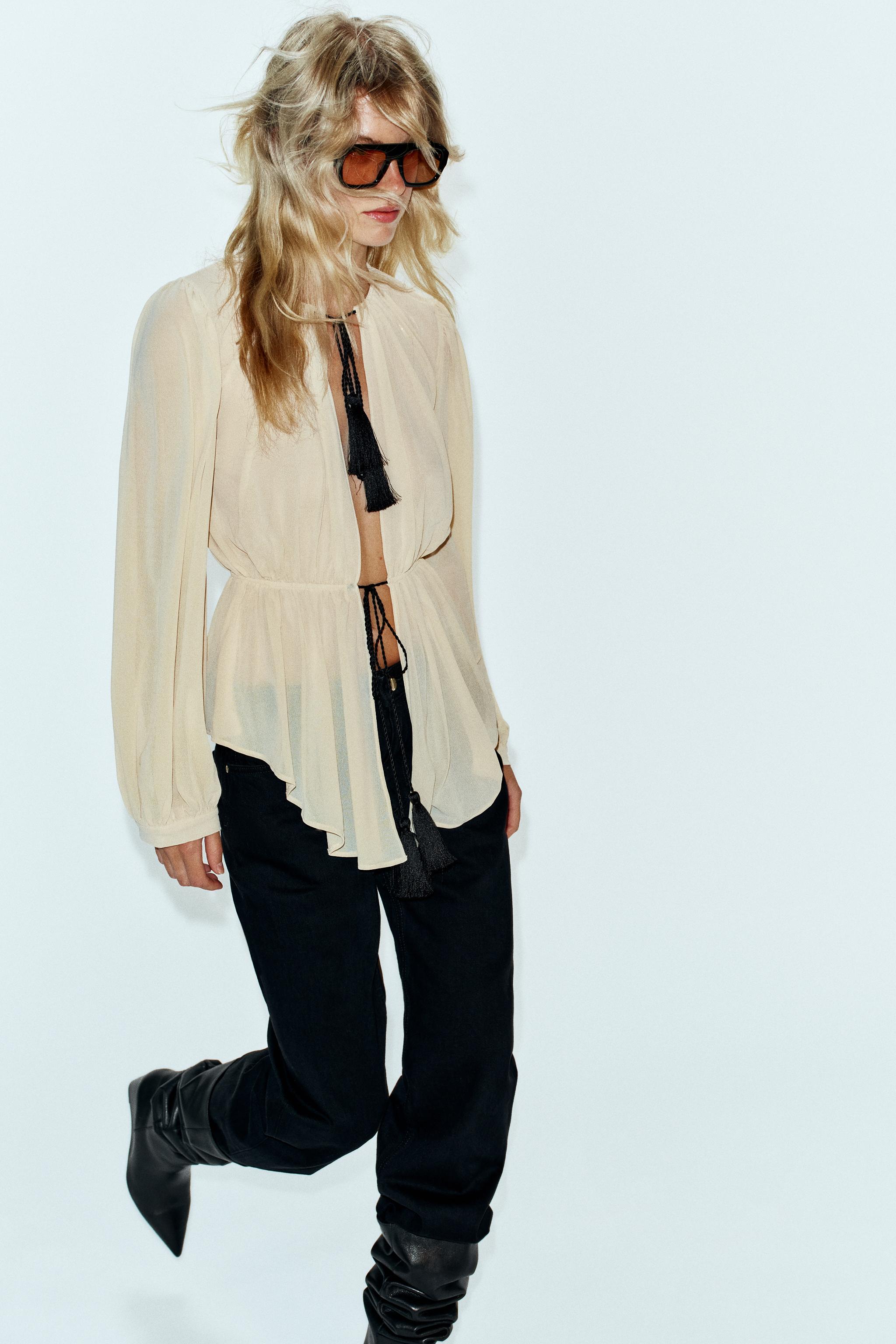 BLOUSE ROMANTIQUE À POMPONS