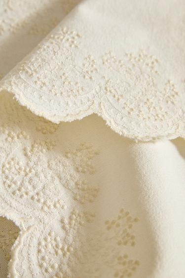 EMBROIDERED BLONDE LACE PLACEMAT - White by Zara - Image 3