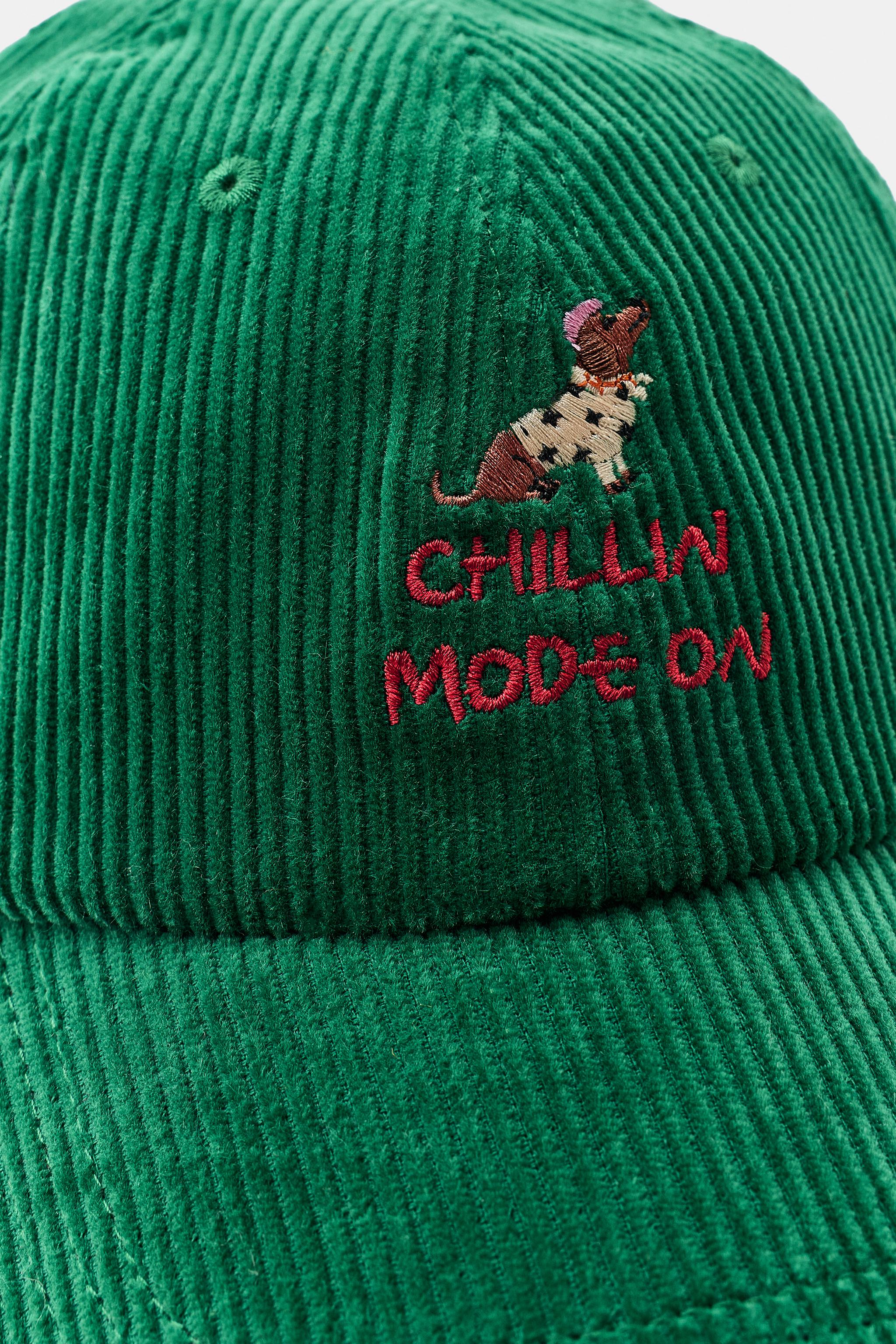 CASQUETTE EN VELOURS CÔTELÉ INSCRIPTION CHIEN BRODERIES