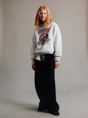 SUDADERA STRANGER THINGS © NETFLIX - Gris vigoré de Zara