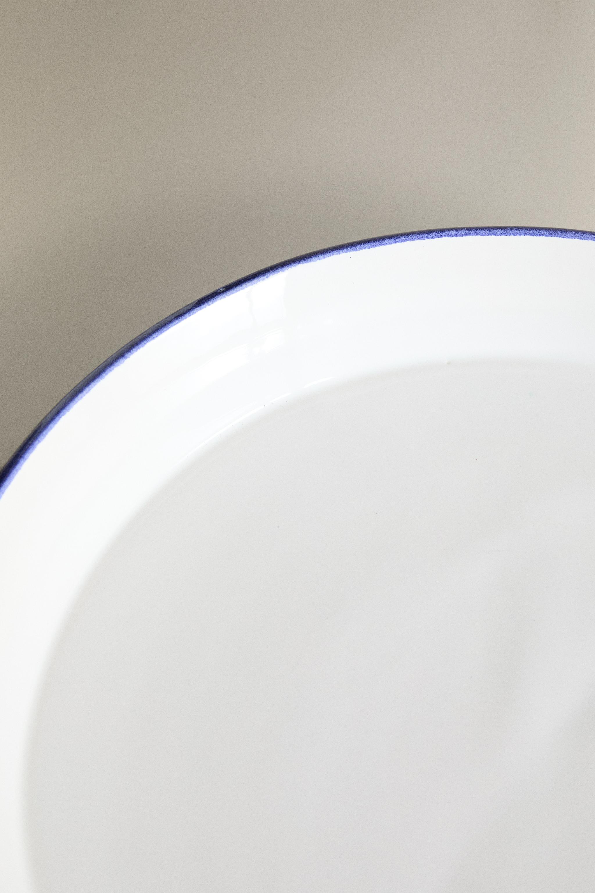 STONEWARE SERVING DISH WITH CONTRASTING RIM