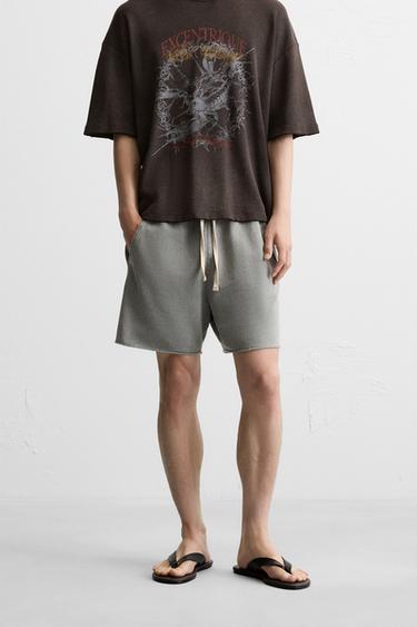 برمودا RELAXED FIT مغسول - رمادي داكن الخاص بـ Zara
