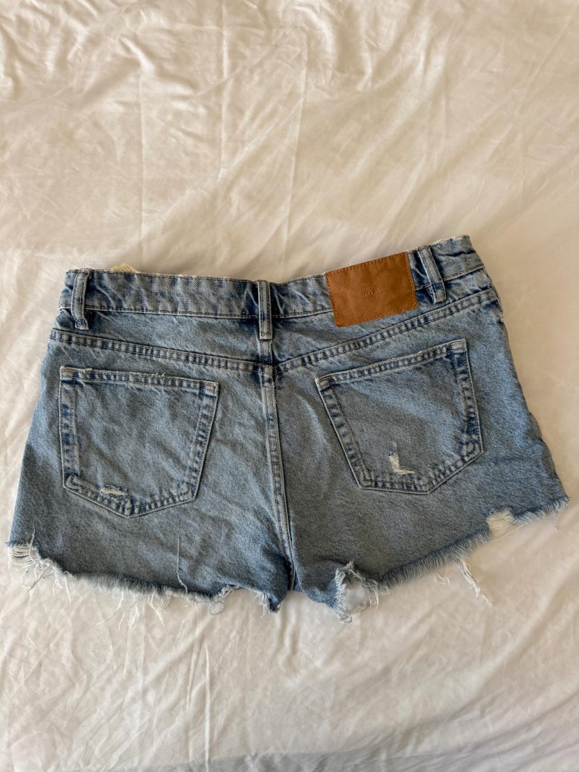 MID RISE RIPPED SHORTS - Image 2
