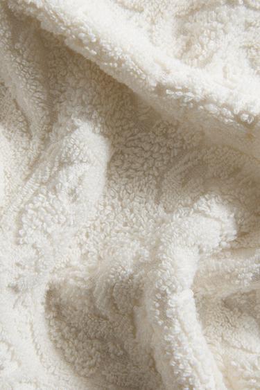 SERVIETTE DE BAIN JACQUARD FLEURS - Ivoire de Zara - Image 3