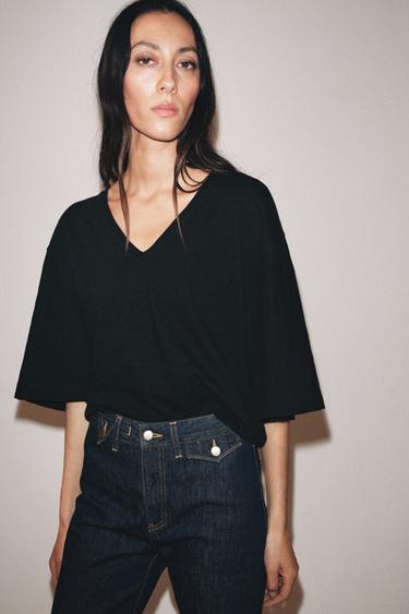 CAMISETA ESCOTE PICO - Negro de Zara