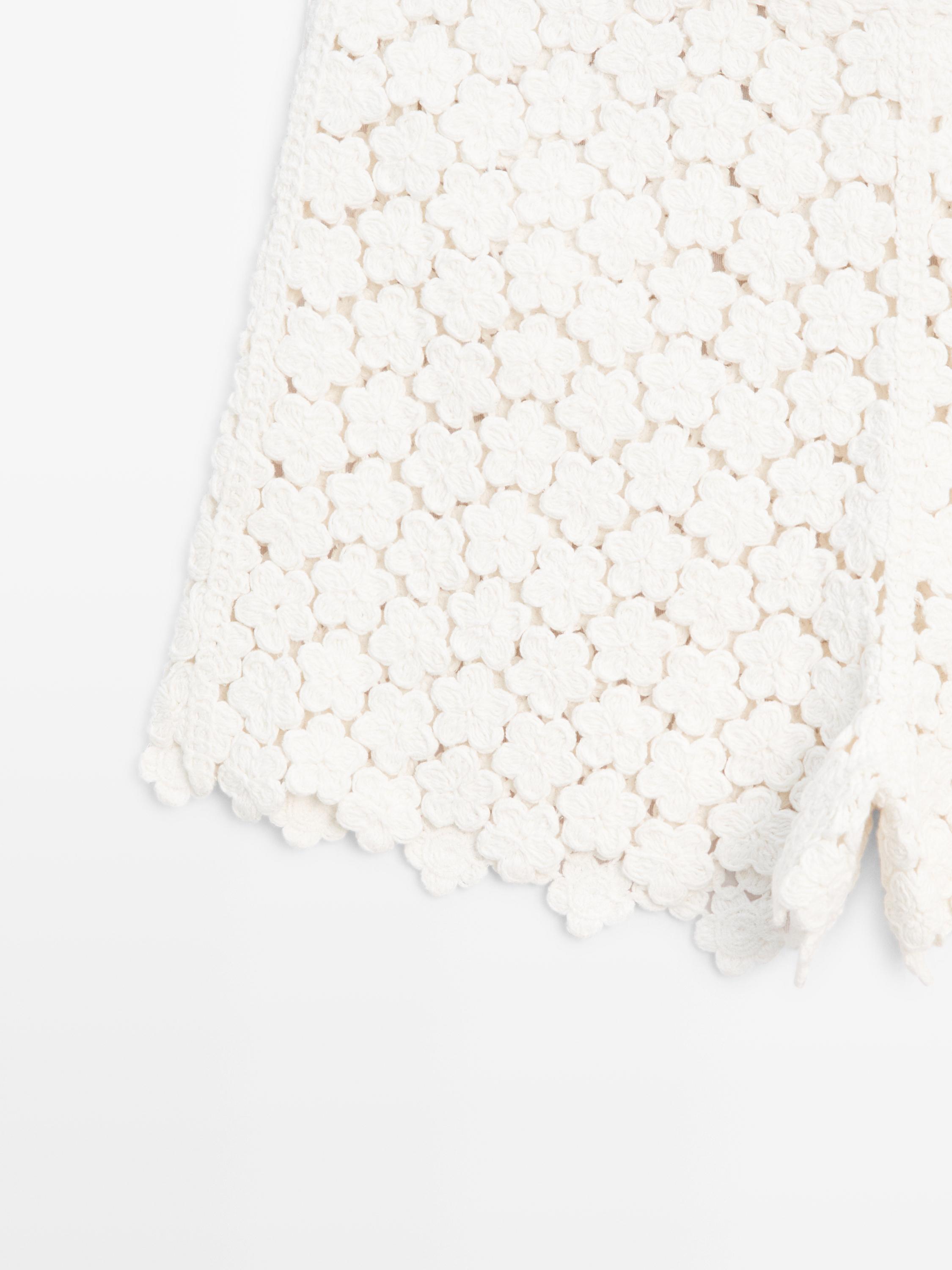 Crochet shorts with floral details
