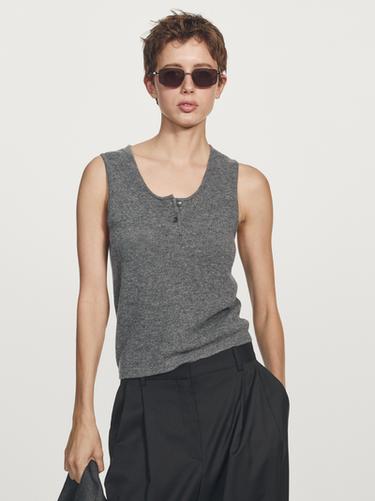 Top punto detalle botones - Gris vigoré de Zara