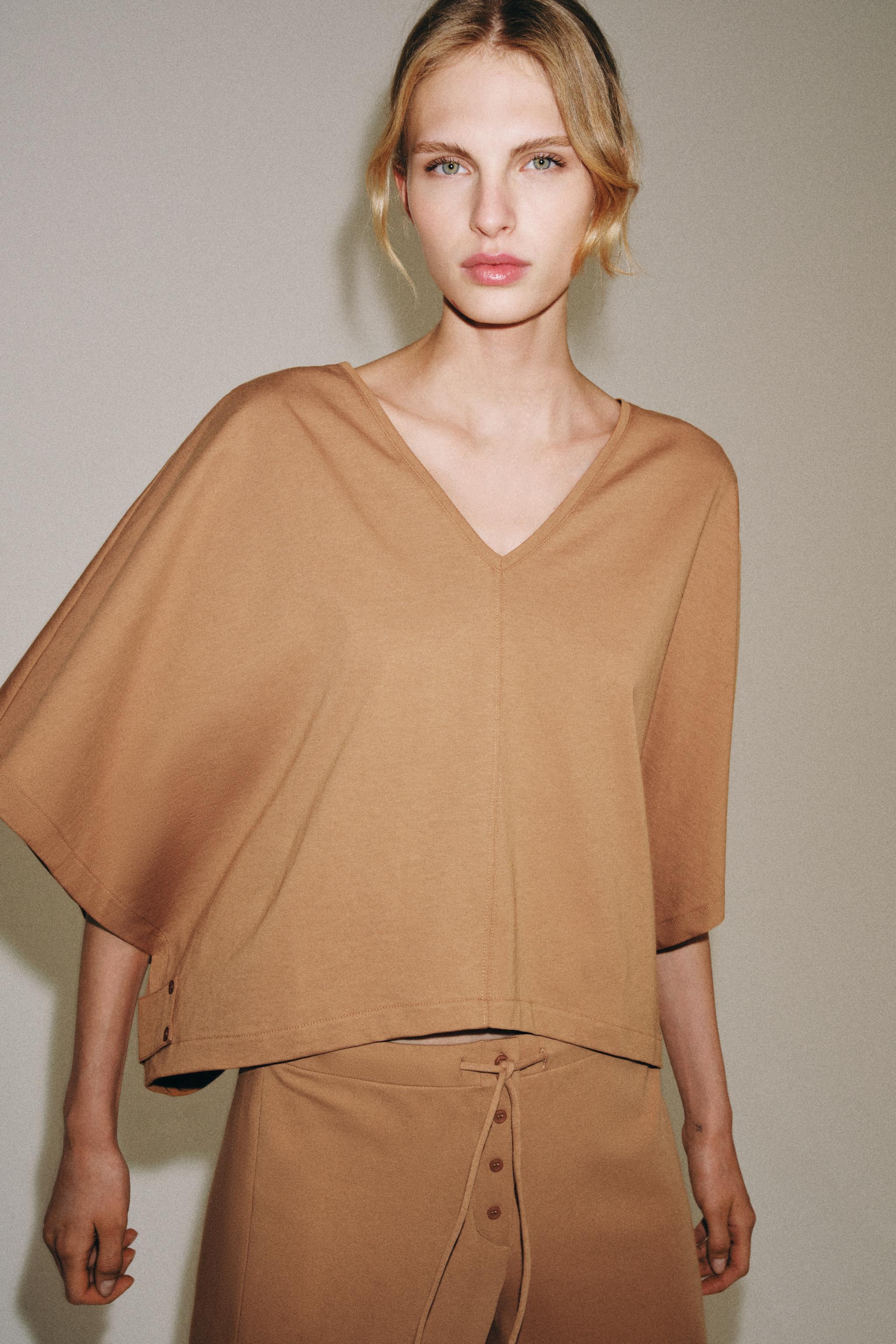 COTTON CAPE-SLEEVE T-SHIRT — Mid-camel