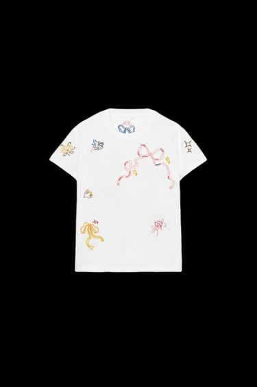 T-SHIRT MIT KONTRASTIERENDEN STICKEREIEN - Cremefarben von Zara