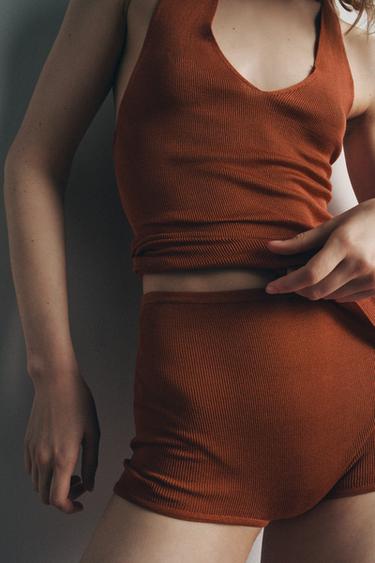 Zara TOP S AMERIČKIM IZREZOM BEZ ŠAVOVA OD 100 % SVILE – crvenkasta