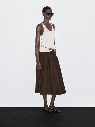 Jupe midi ample en cuir finition daim - Marron de Zara