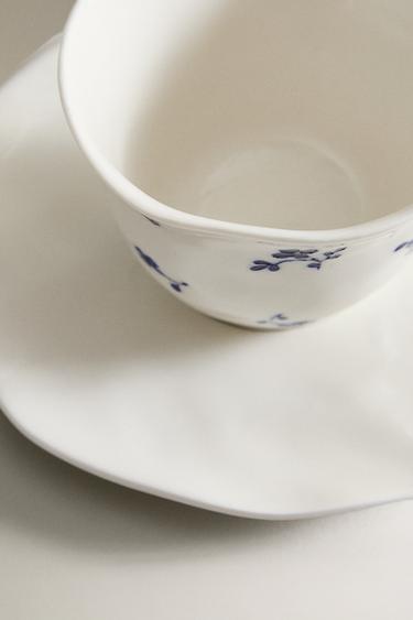 TASSE FLORALE AVEC SOUCOUPE EN PORCELAINE - Blanc / Bleu marine de Zara - Image 3