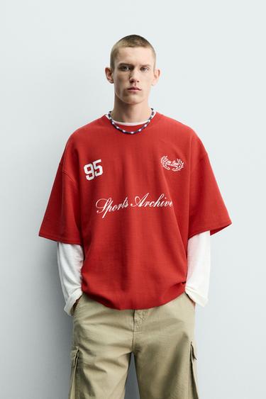 CAMISETA ESTRUCTURA BORDADOS COMBINADOS - Rojo de Zara