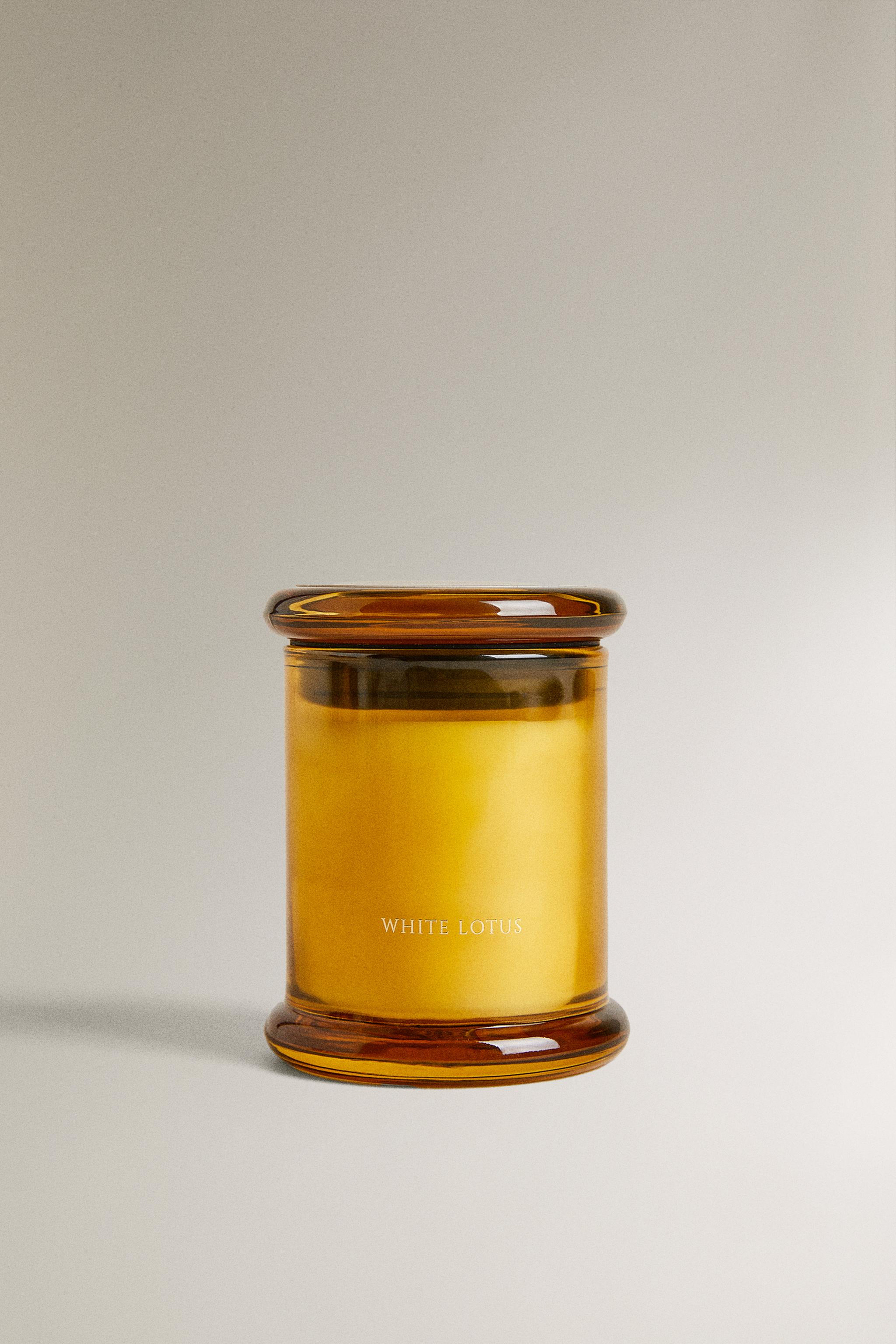 (150 G) WHITE LOTUS SCENTED CANDLE — Intense red