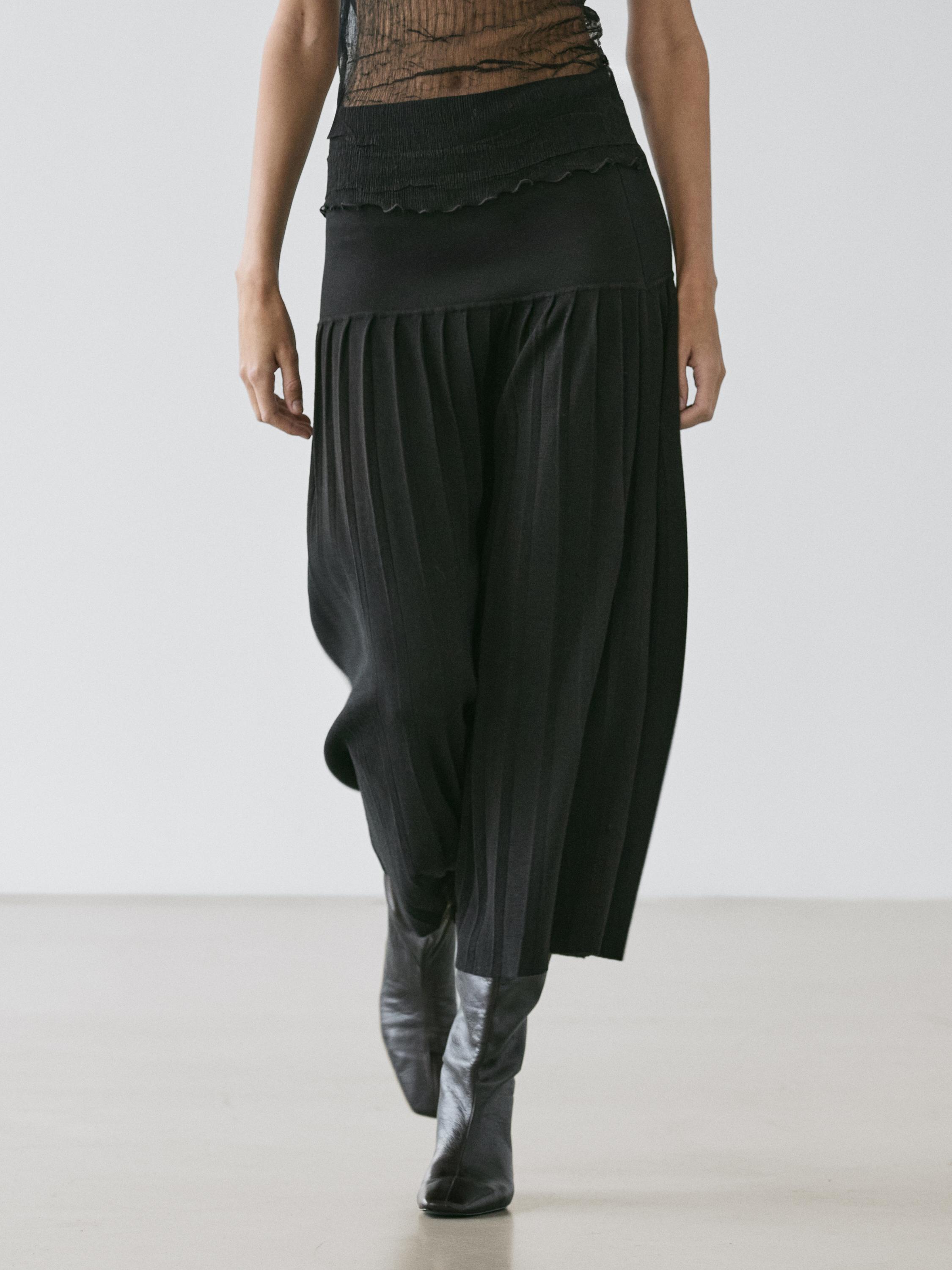Midi skirt with box pleats — Black