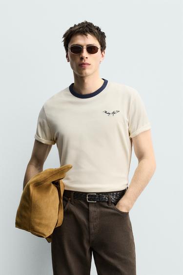 CAMISETA REGULAR FIT BORDADO CONTRASTE - Crudo de Zara