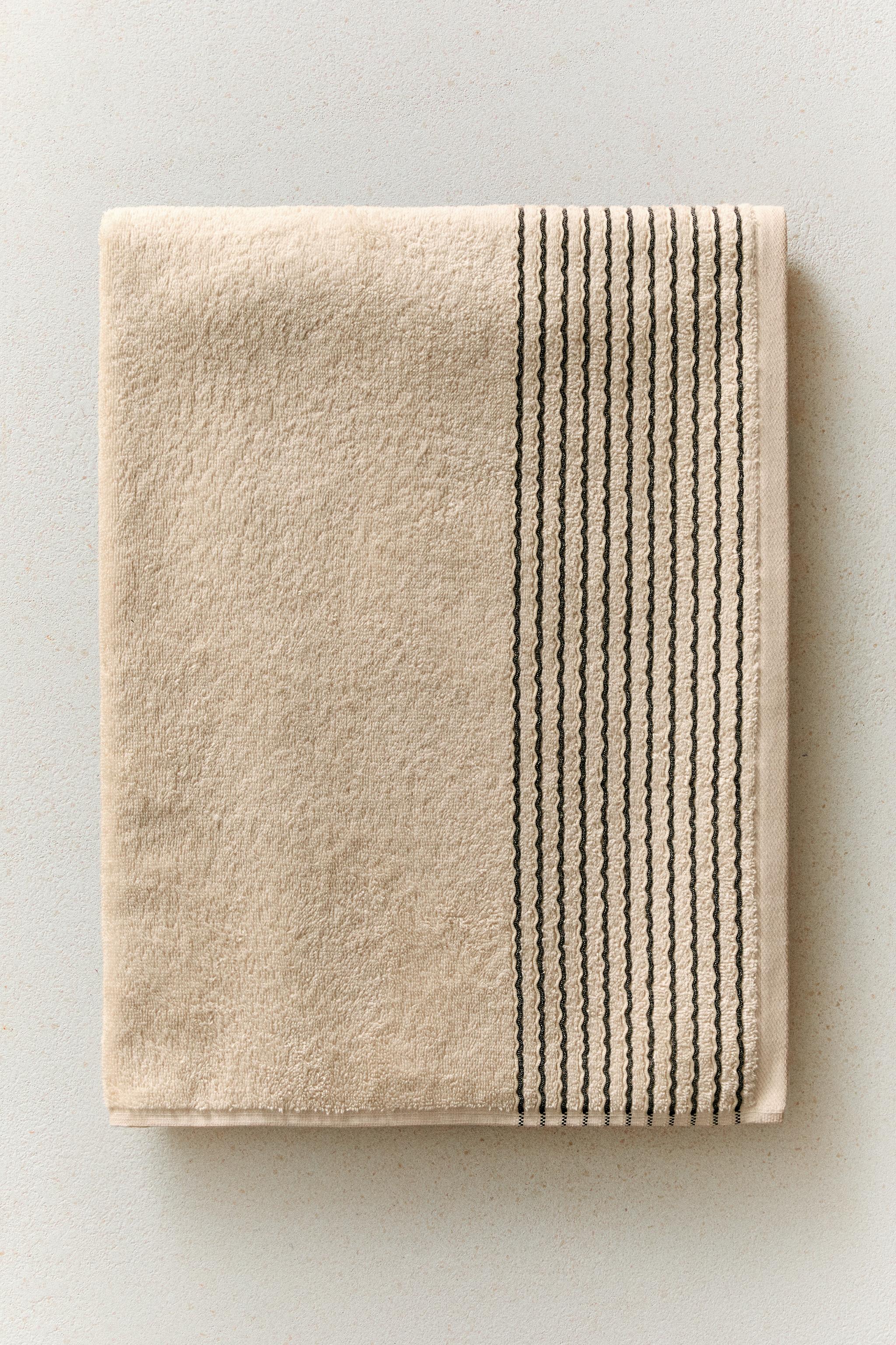BATH TOWEL WITH PLEATED BORDER — Sand