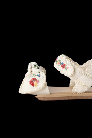 Zara EMBROIDERED SANDALS - Off White