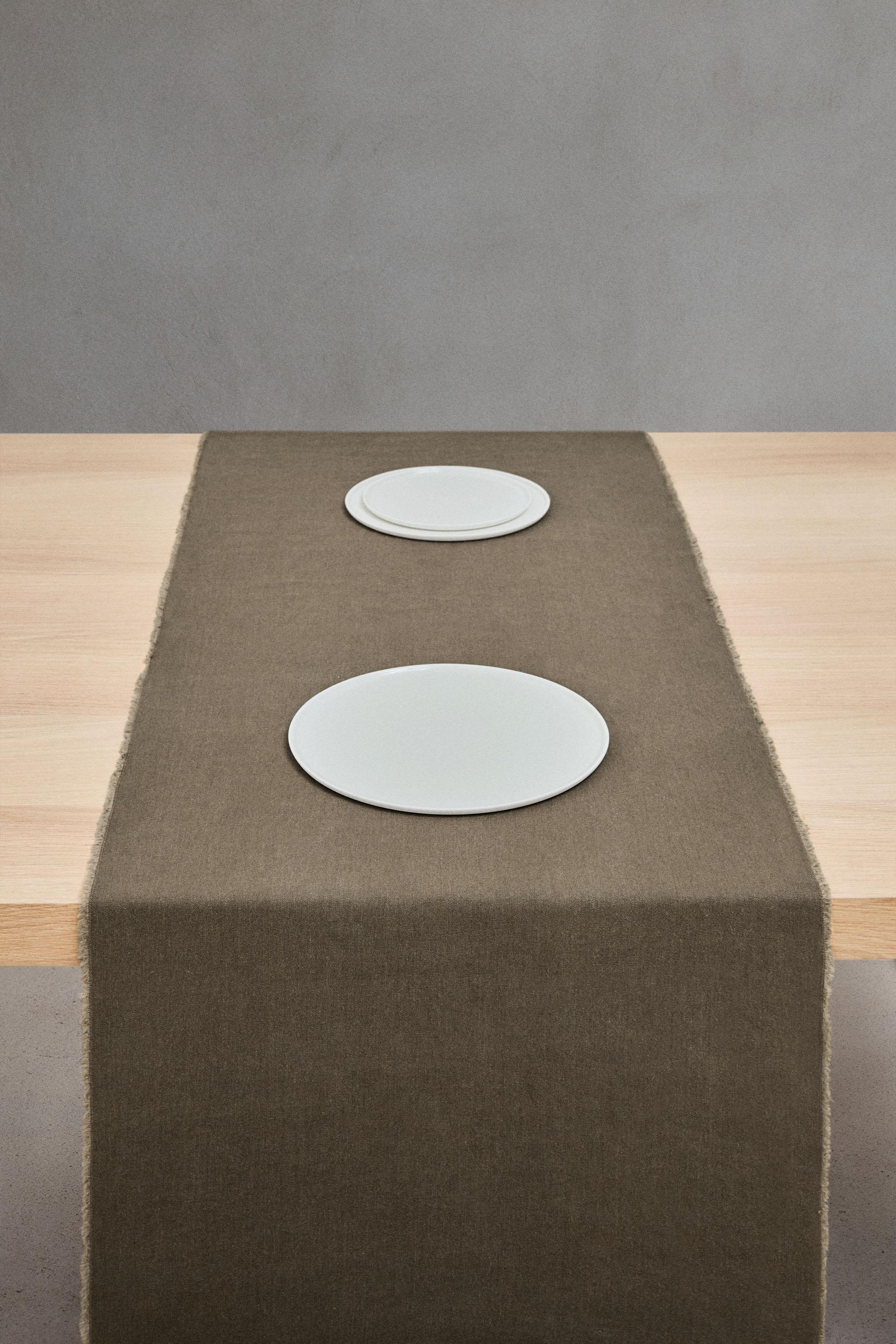 TABLE RUNNER 01 — Gray
