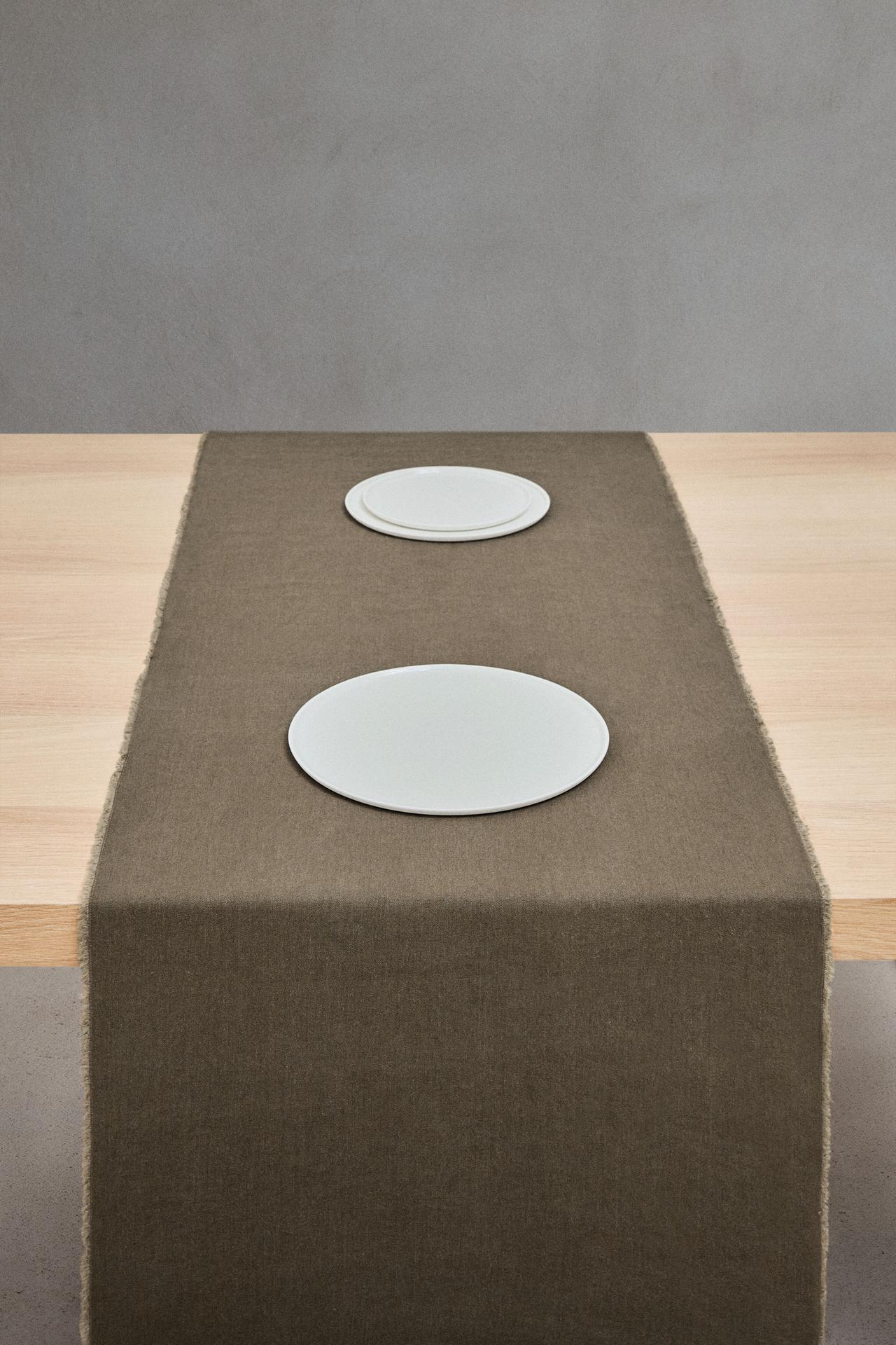 TABLE RUNNER 01 — Grey