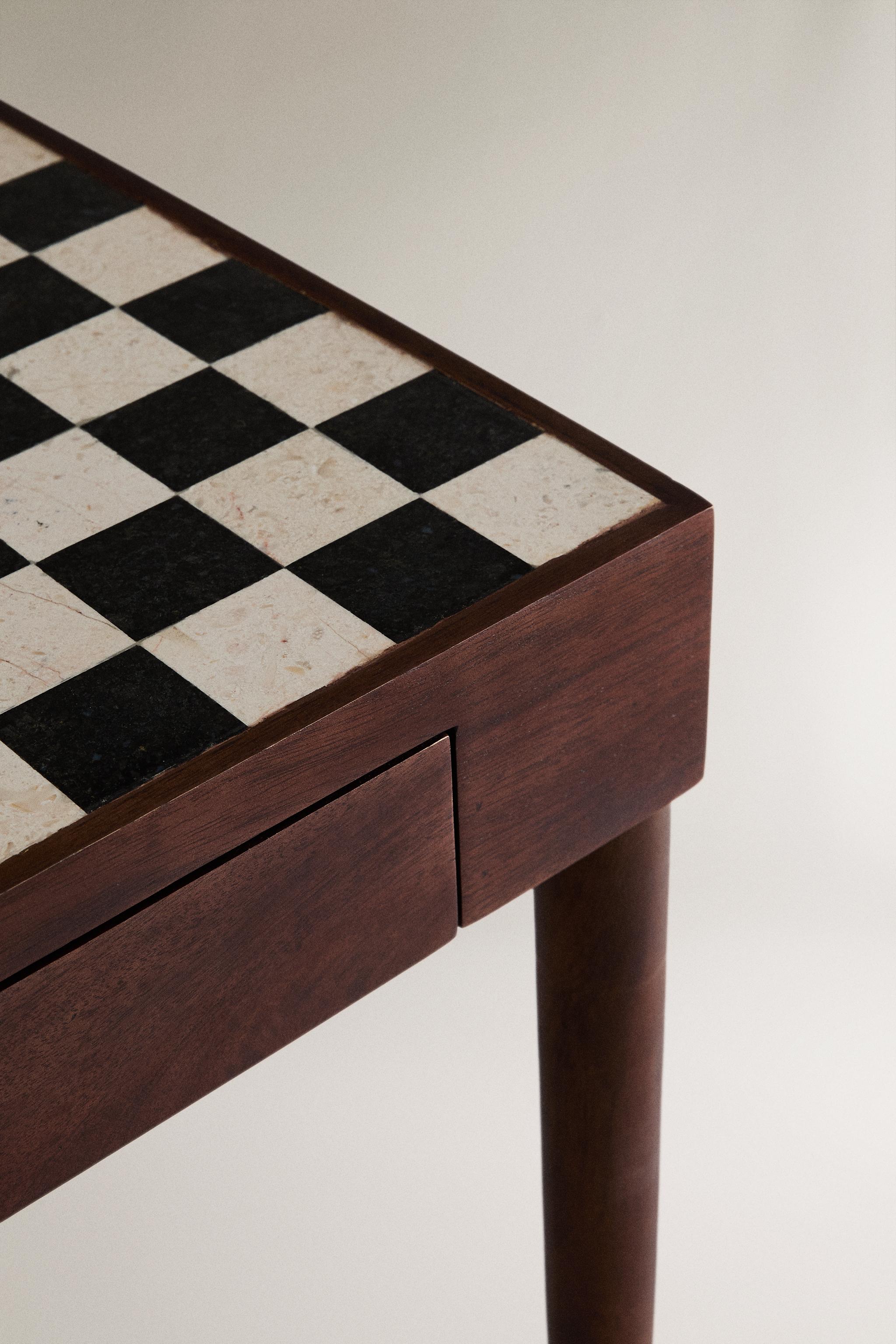 TABLE D’APPOINT TECK ÉCHIQUIER MARBRE