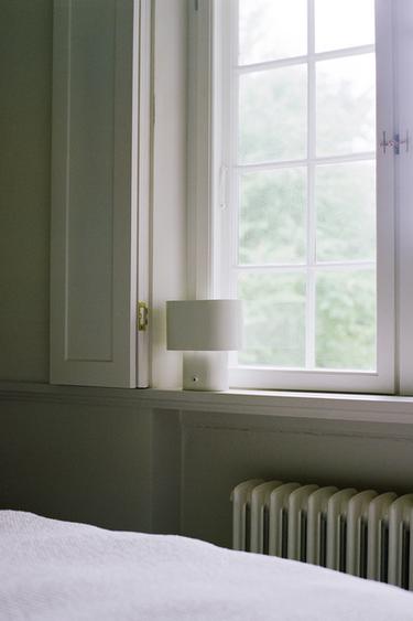 CORDLESS IRON TABLE LAMP — Ecru 1