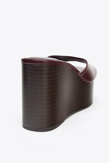 SANDALES À TALONS COMPENSÉS ET EFFET CRAQUELÉ - Bordeaux de Zara - Image 3