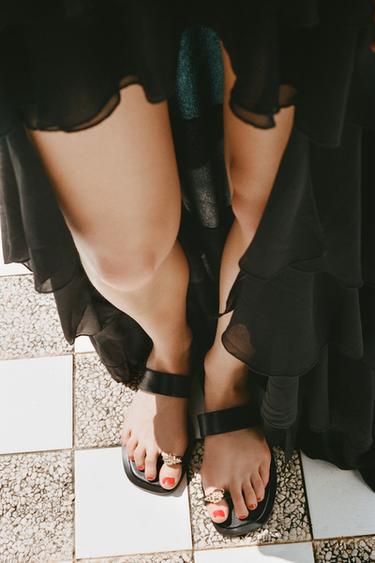 SANDALES ENTREDOIGT FANTAISIE MÉTALLIQUE - Noir de Zara - Image 1