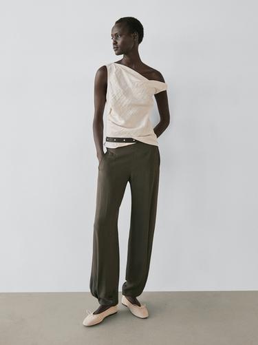 Top asimétrico detalle nudo - Beige de Zara