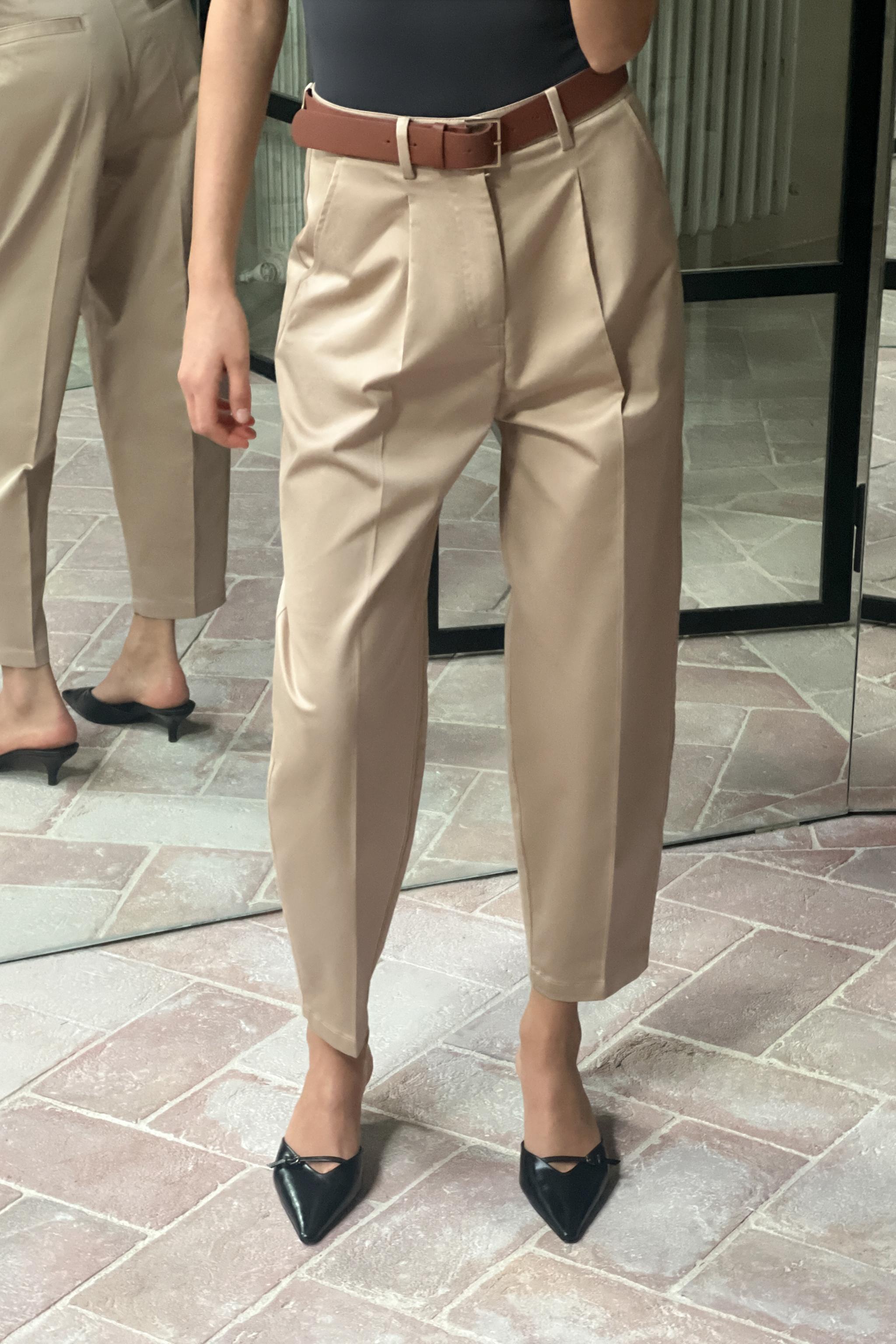Pin de Laura en Moda 2022 SS  Pantalones anchos, Pantalones mujer, Zara
