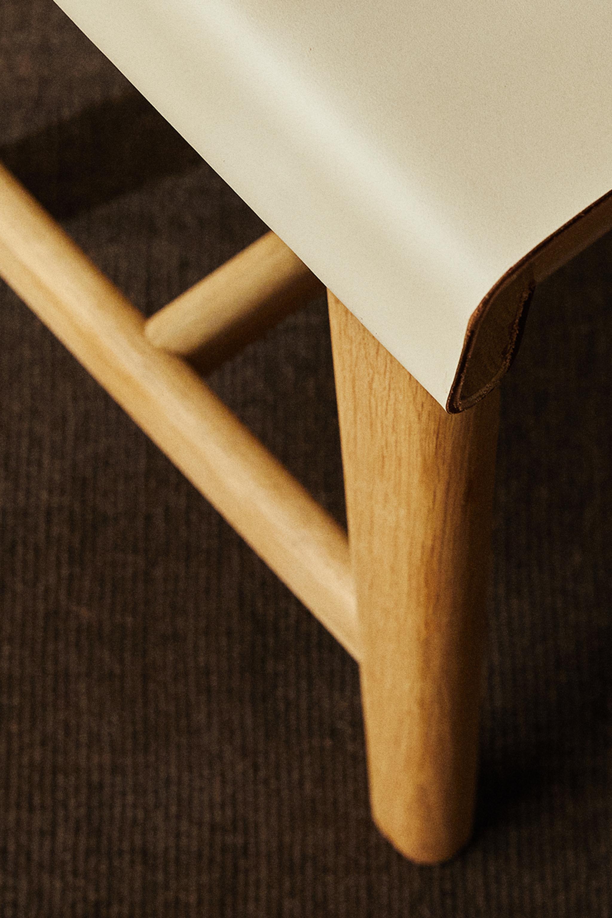 STOOL 01