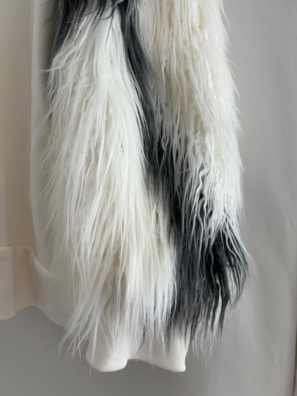 FAUX FUR SLEEVE SWEATSHIRT - Image 3