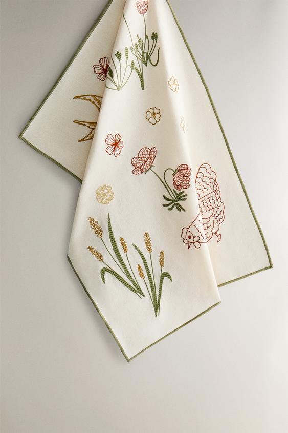 EMBROIDERED HEN CLEANING KITCHEN TOWELS