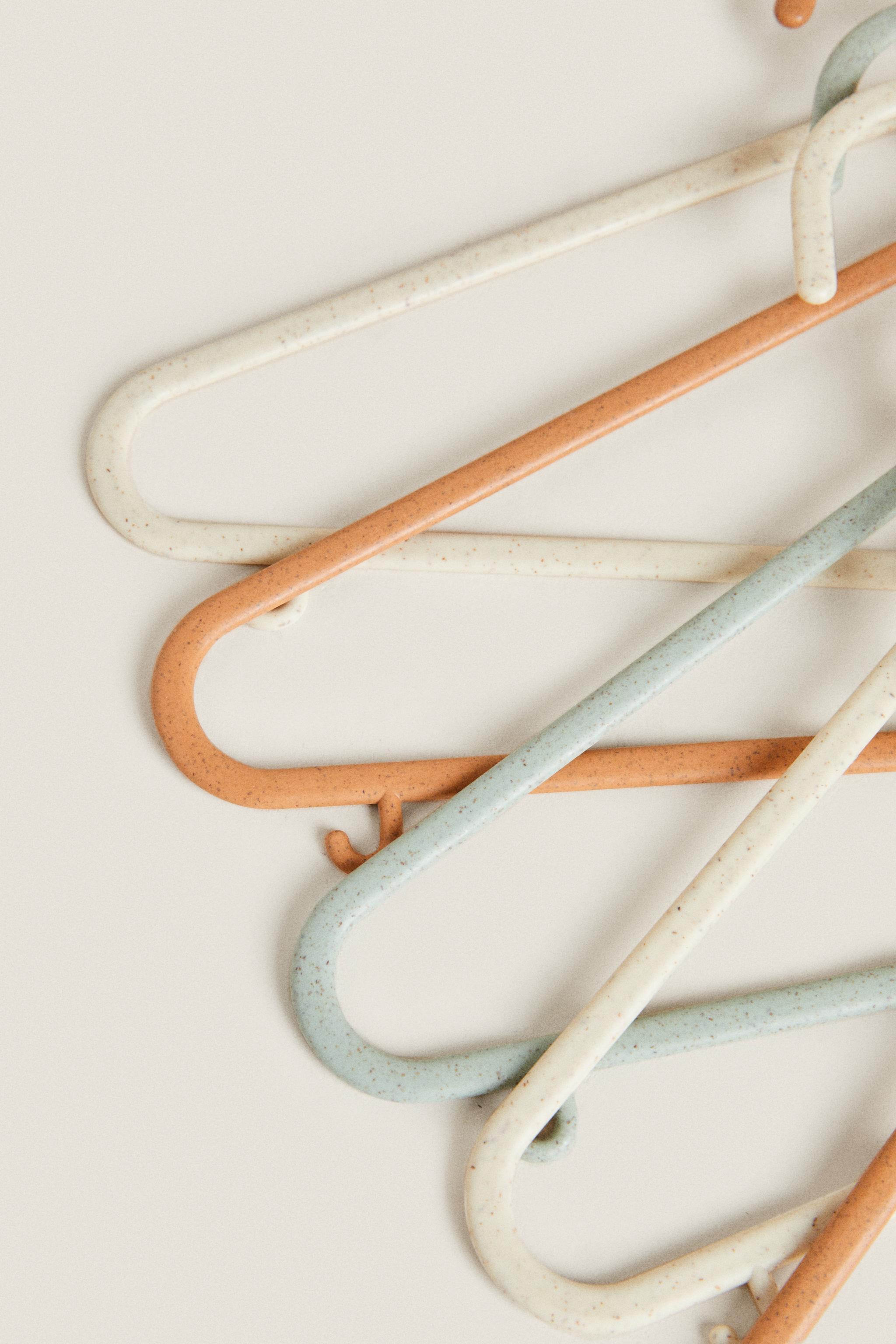 KIDS’ PASTEL HANGERS (PACK OF 6) — Multicolored