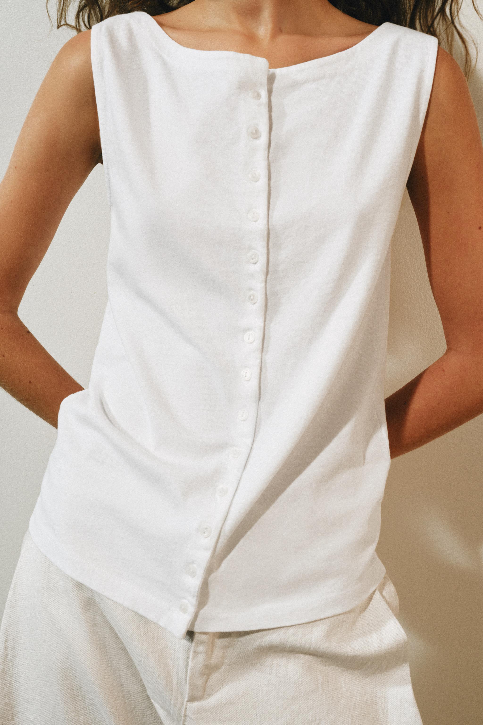Zara DÜĞMELİ KOLSUZ T-SHIRT görsel 4