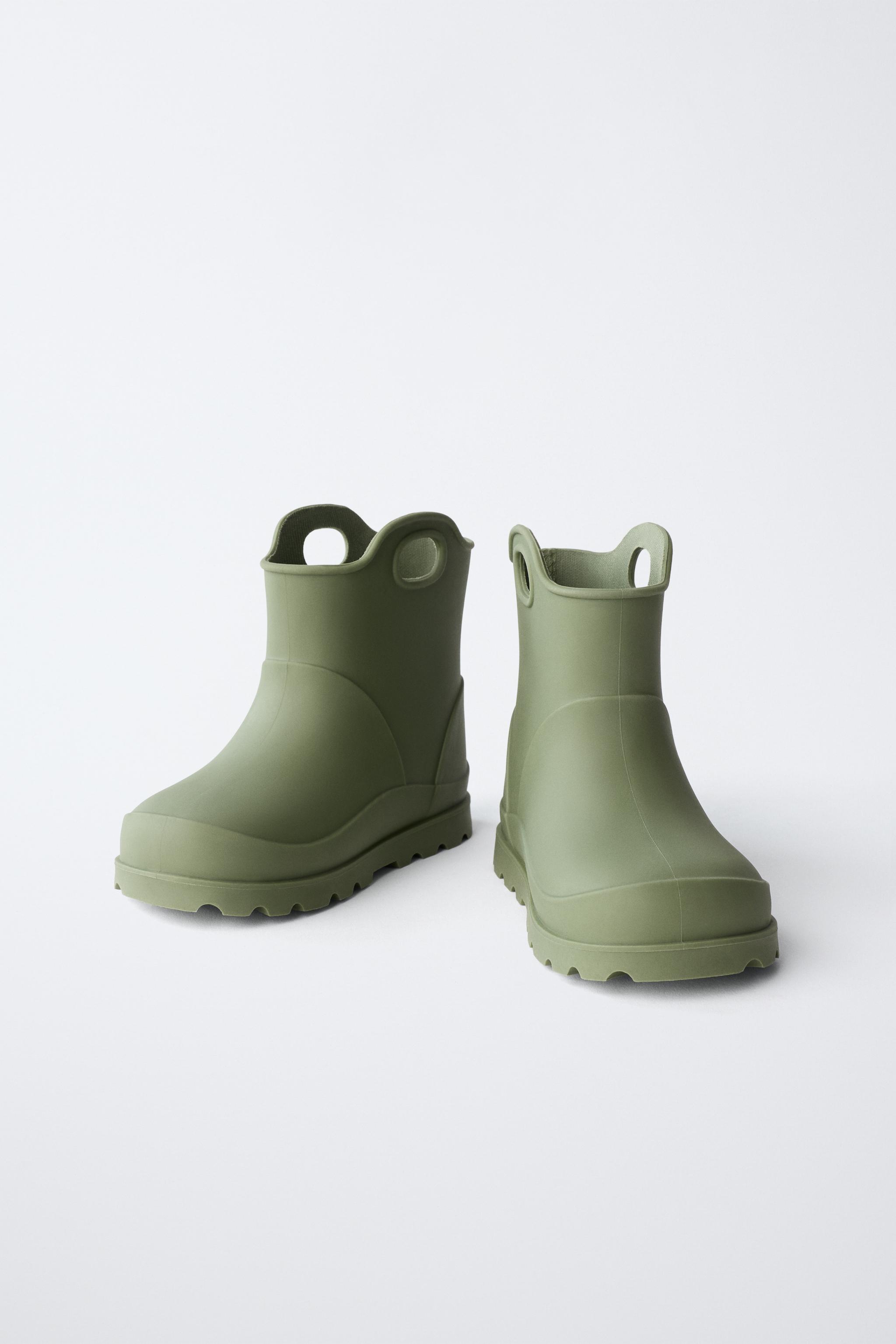 RAIN BOOTS