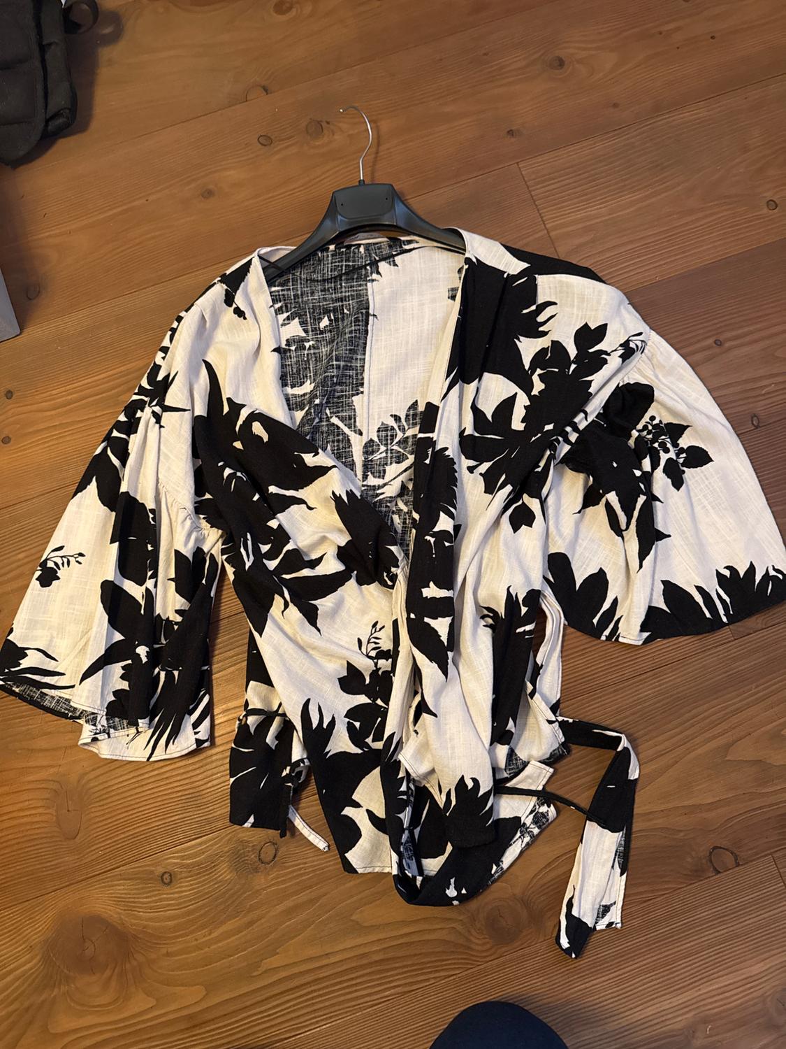 PRINTED TOP WITH TIED DETAIL