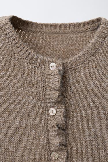 GESTRICKTE JACKE MIT VOLANTS UND WOLLE - Hellbeige von Zara