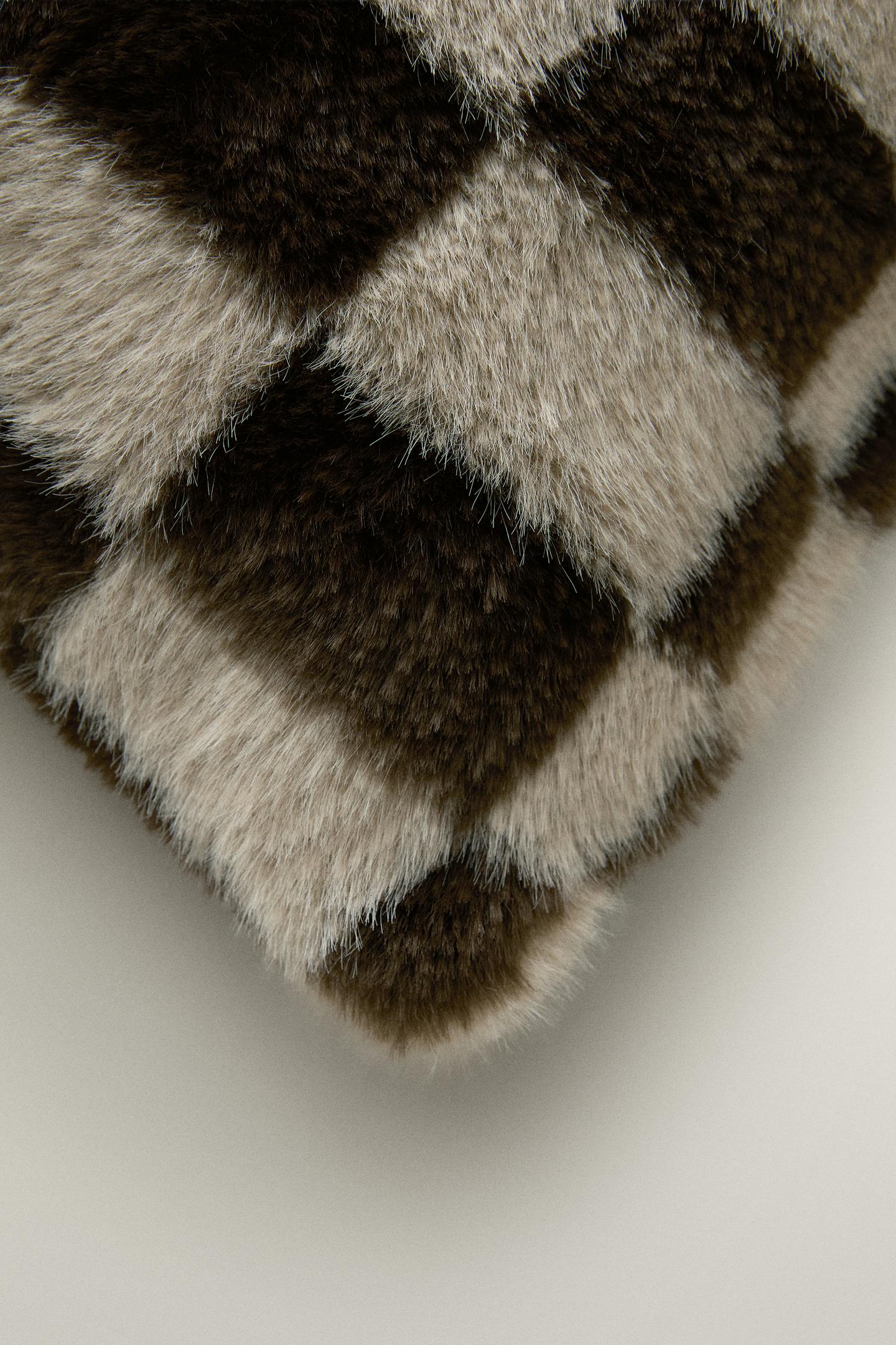Подушка Zara Checkerboard Fur Throw Pillow Cover, цвет: Светлый бежевый — фото 2