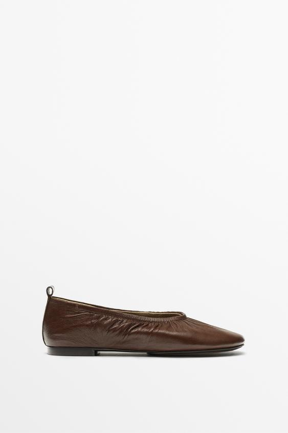 Ballerine en cuir froncée - Marron de Zara - Image 0